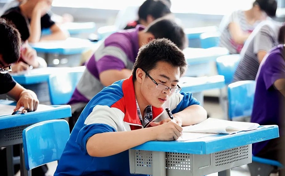 谈一谈上世纪七八十年代的高考
我1976年高中毕业，那个时候的高中学工学农，文化