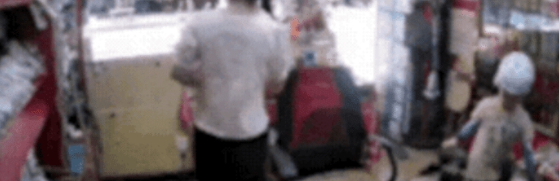 “惯子如杀子！”广东广州，一男孩跟随家长到一商店买水，看到地上11个月大的女婴，