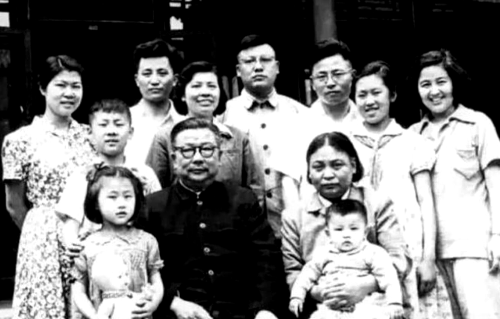 1950年，粟裕在北京街头遇到一个人。那是情报部部长李克农，满脸焦急地跑过来，直