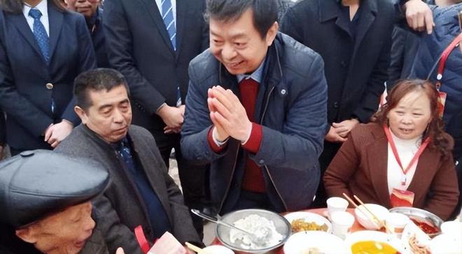 二舅在亲戚群里说起，他儿子欠了90万网贷，他家根本无力承担，希望亲戚们每人能拿出