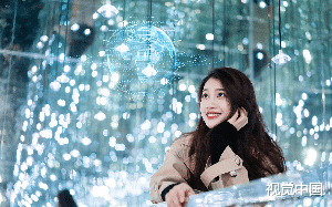 他招呼我过去。“想不到你这么缺钱。” 我回：“我也想不到哥哥这么会玩。” 我当然是缺钱啦，但我是装的