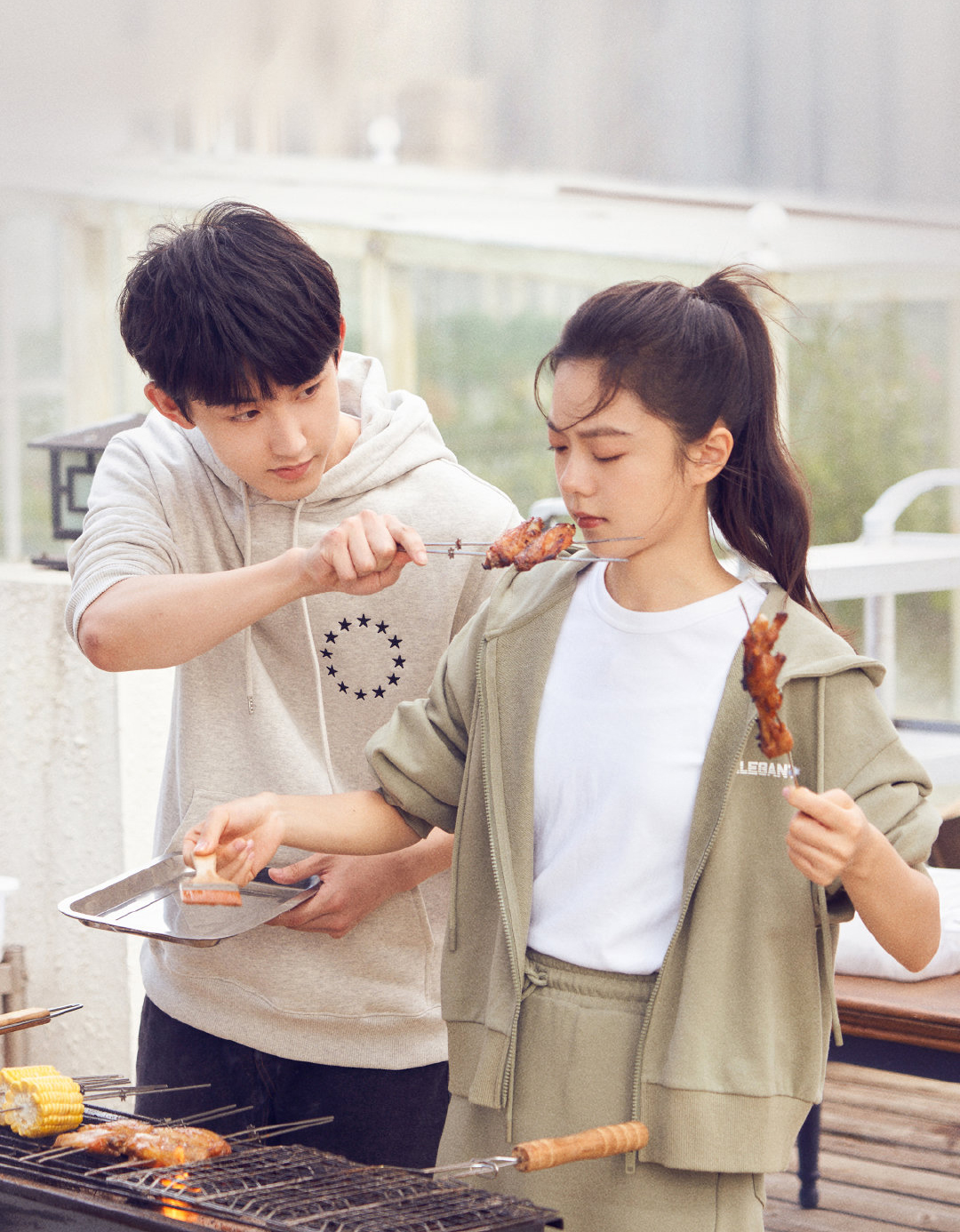 童星出道的赵今麦，拍摄了多部青春偶像剧，搭档的男演员都是大帅哥，但是CP感却很玄