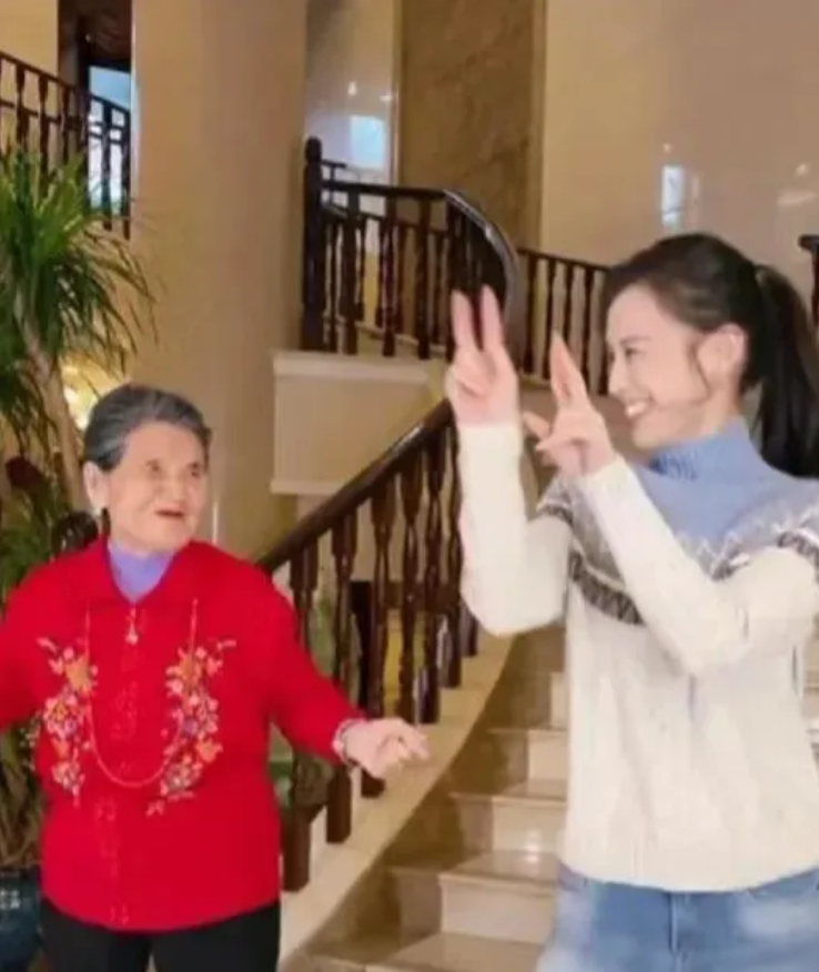 很多人都不明白，杨子的妈妈为什么像奶奶年纪？
为什么这么大的年纪还要穿得这么花枝