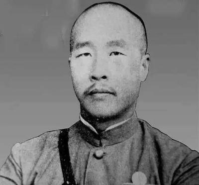 1929年5月，在华阴军事会议上，冯玉祥大骂韩复榘：“你小孩子，懂个啥！现在给我