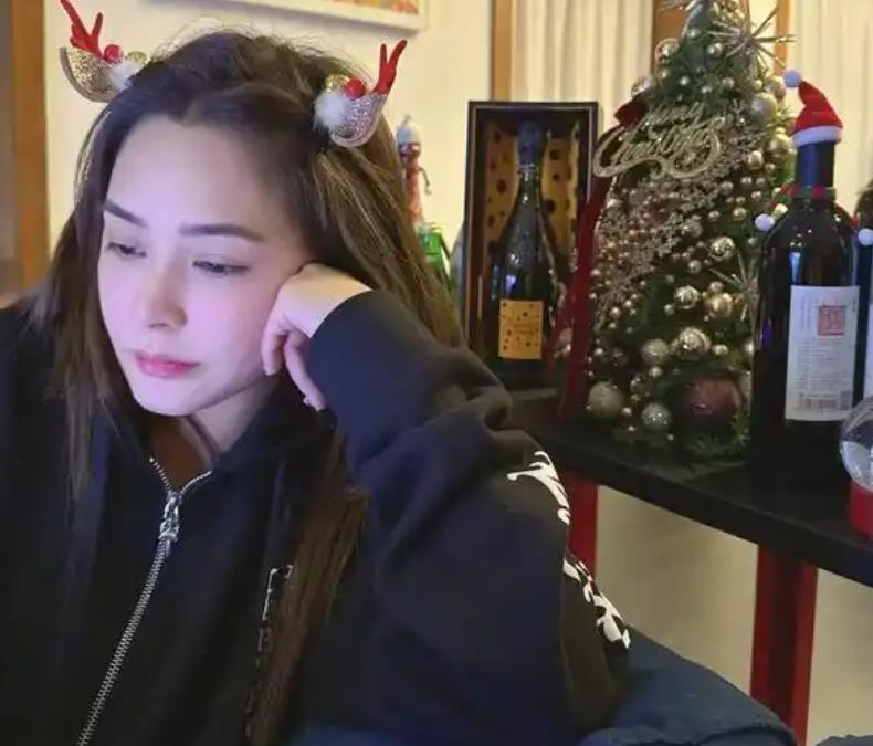 胖与年华老去以及一切是莫名是非，并不影响到她的颜值、人气、走红、工作还有收。
 