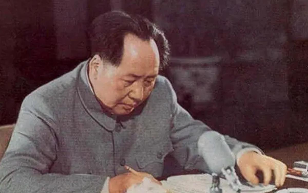 1950年，毛主席正在中南海开会，不料秘书手拿一封密电闯了进来，看过电报后，毛主