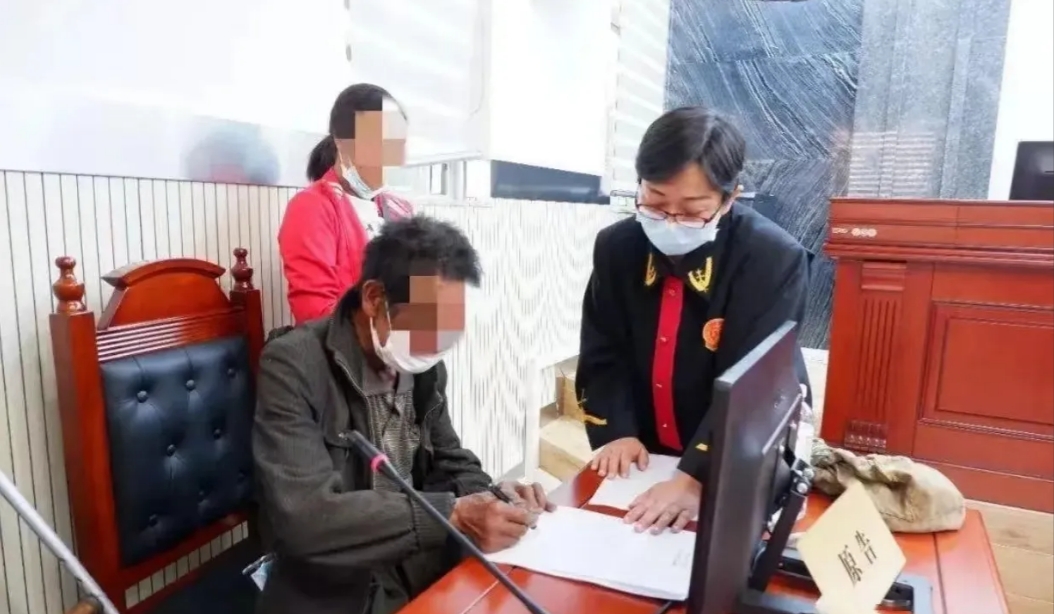 浙江宁波，女子的父亲出轨，母亲离婚带她改嫁，并让她随了继父的姓，父亲把挣来的钱都