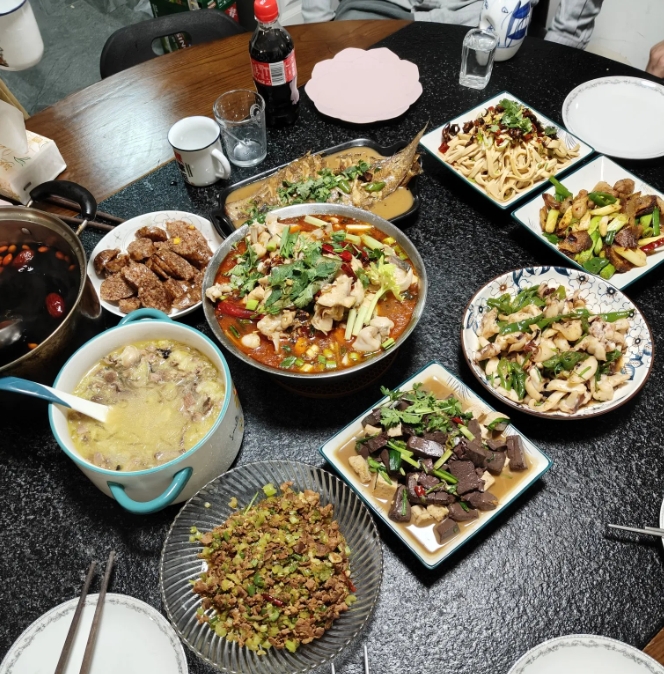 公公婆婆都不在了，去姑姐家吃饭，这是姑姐做的饭菜，我数了一下，一共炒了九个菜。大