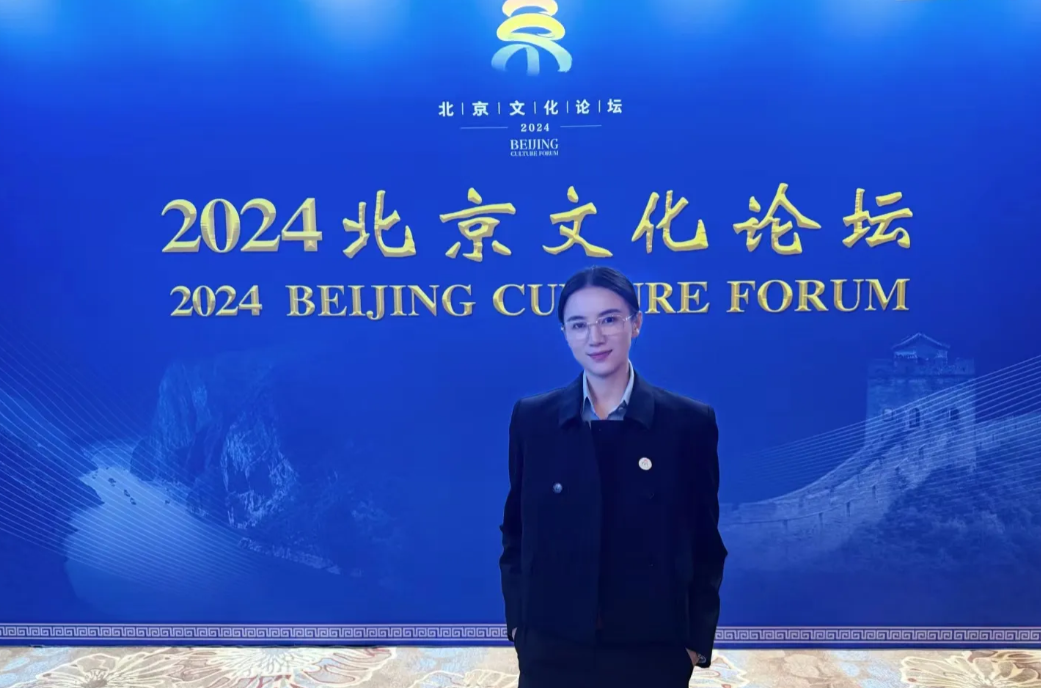 宋佳晒自己参加北京文化论坛的参会照，穿正装戴眼镜的她一副体制内的气质，跟她合影的
