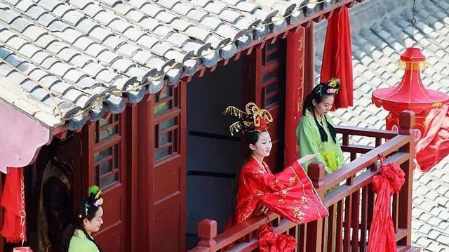 北宋年间，宰相之女刘月娥迟迟找不到如意郎君，想了个出对联招亲的法子，京城才子无人