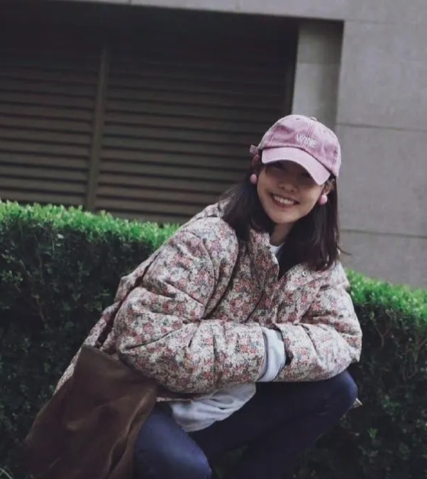 白百合穿着碎花羽绒服，不仅不土气，非常洋气时髦。蹲姿，坐姿都是那么优雅有气质。