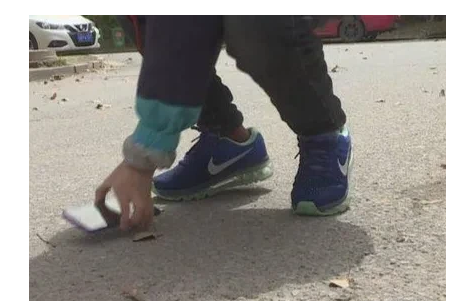 你们不让我还手机，我能发病？赔钱！”河南郑州，一大妈捡到学生的一部手机，失主的两