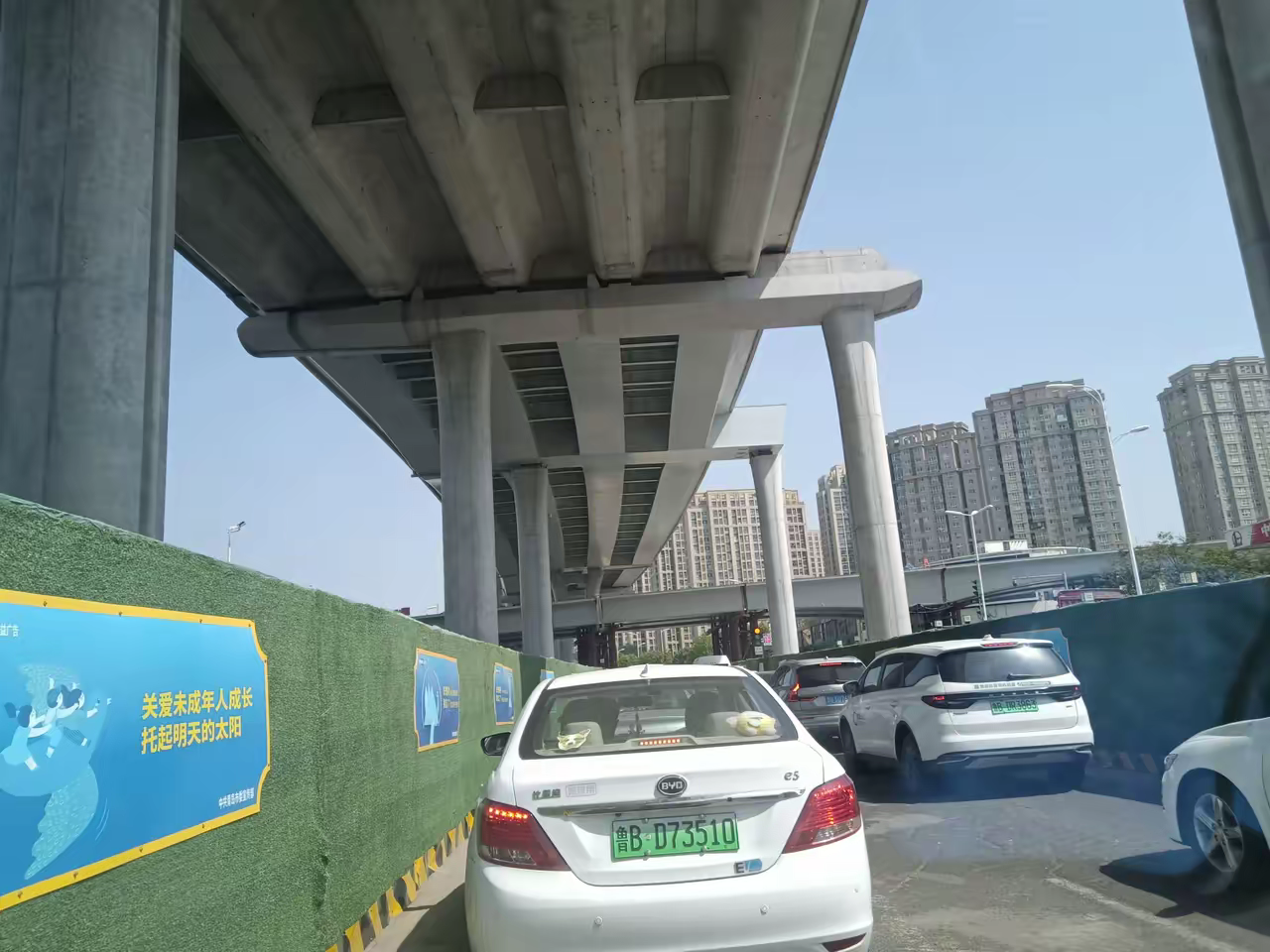 谁能给解释一下这个桥的桥墩为啥搞偏的，合理吗？
