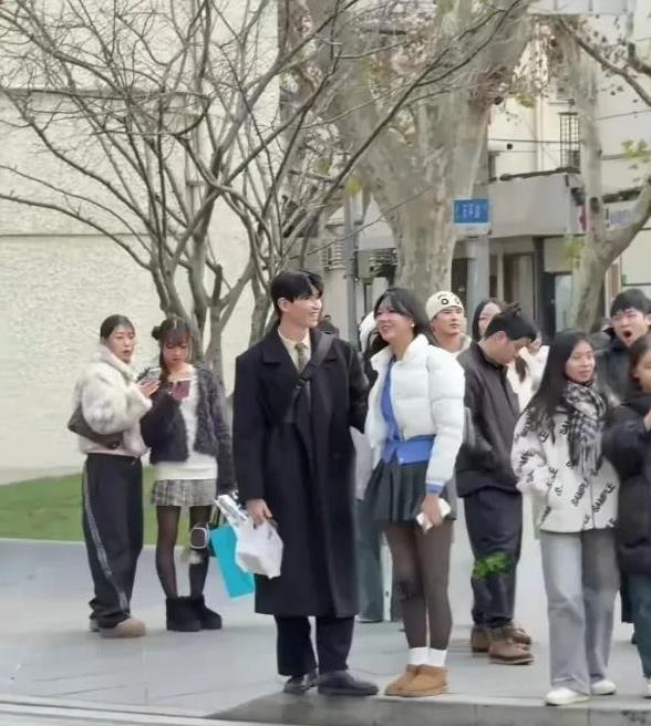 恕我直言，怎么这次来上海的韩国人都长一个样子？
一样的发型，脸型都大同小异。
一