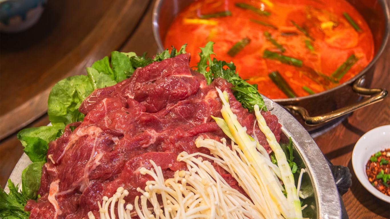 这家餐馆距贵阳机场4公里，融合贵州各地特色菜，一餐品尽贵州味