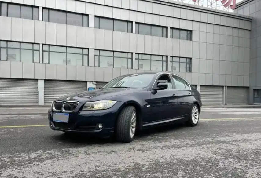 给近期想换车的人一些建议。
1.买车要不就是白色的，要么就是灰色的。这两款车的保