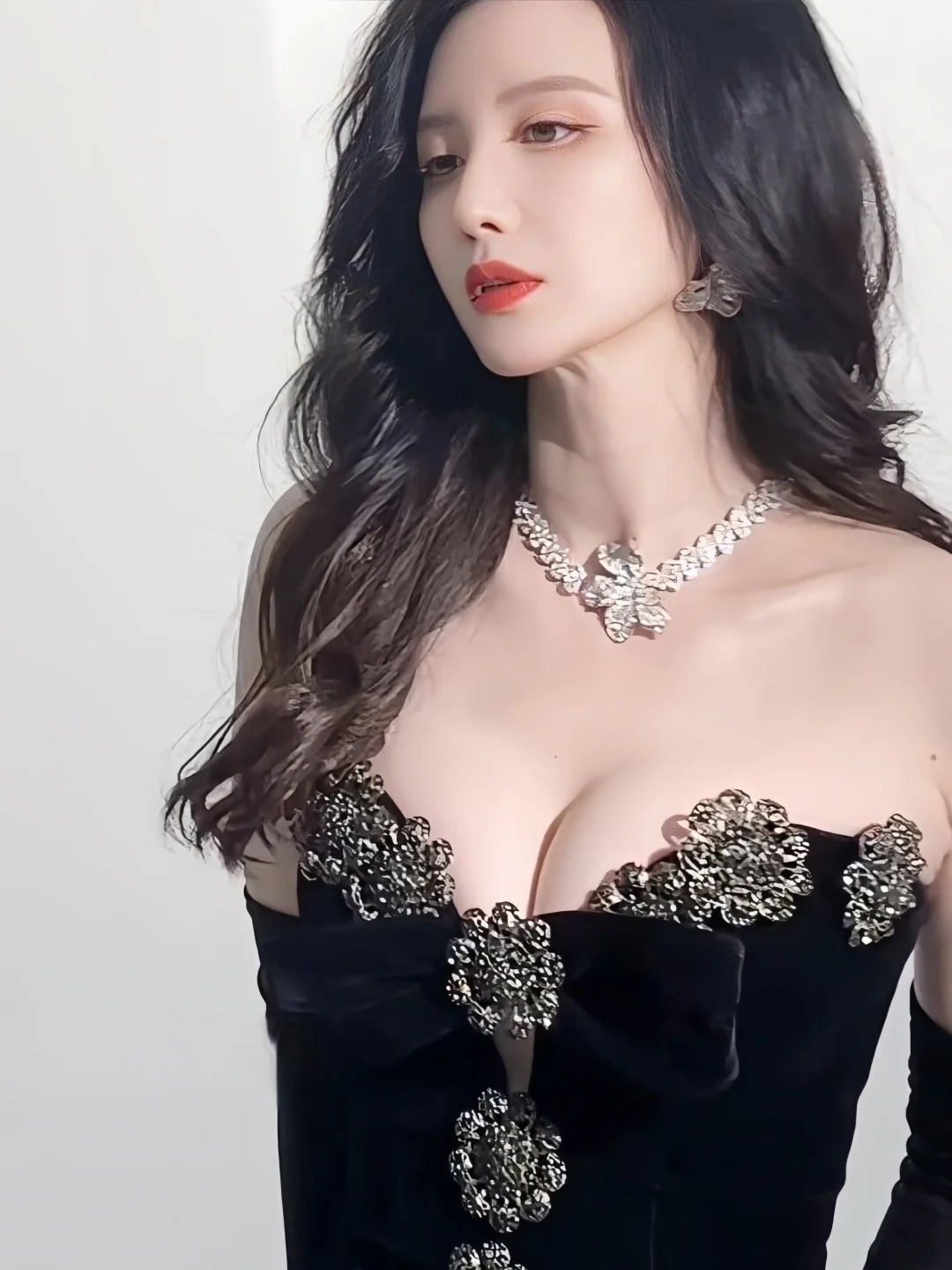 😍哇塞，张萌身穿黑色深 V 礼服👗，这身材也太棒了吧💃！
深 V 设计尽显