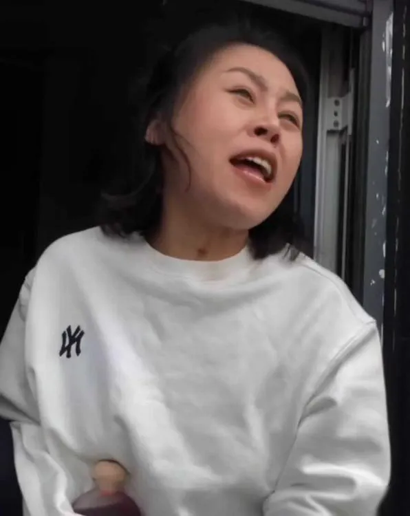 浙江有一位女士在网上购买了5斤大米，因为担心自己搬不动，特地在订单上注明“务必送