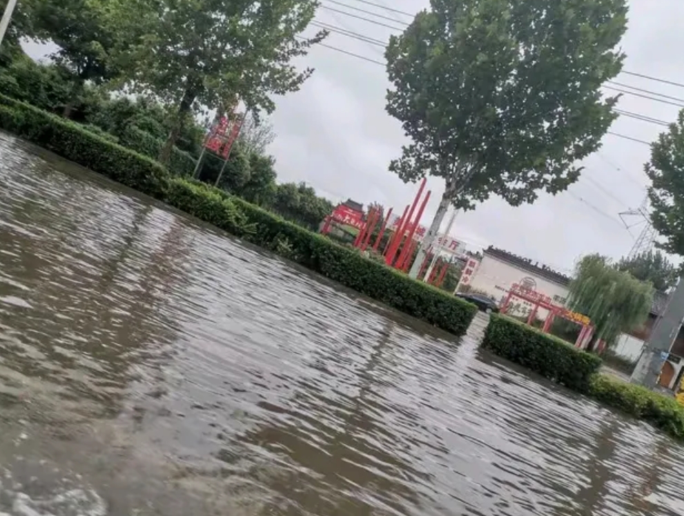 近日，河南暴雨来袭，不少地方遭了殃，像郑州、开封等地，积水深到齐腰，汽车都快变成