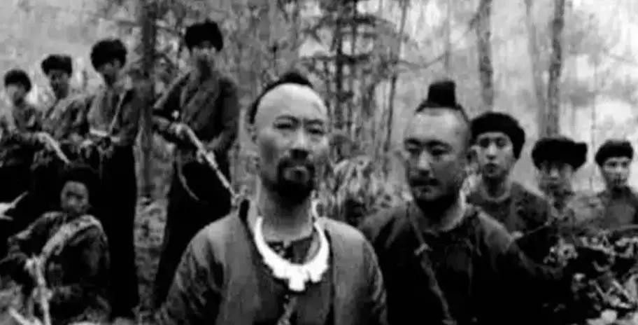 以前土匪在山上靠什么生存？总看影视剧里，土匪是烧杀抢掠，无恶不作，一个土匪窝有上