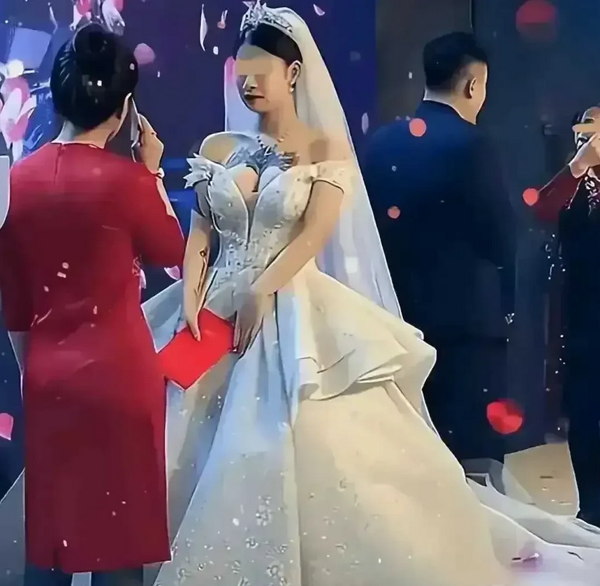 新娘身上的纹身，看上去有美感吗？看来这男方家对新娘是很理解和宽容的！
