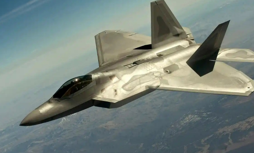 美国空军目前有180架F22，大约600架F35，合计780架五代机。
 
中国