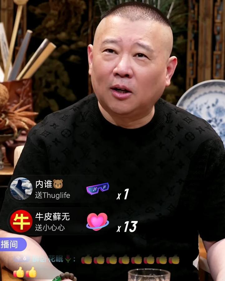 值得注意的是，直播间的背景是一尊济公的雕像，郭德纲说，这是我生日时候高峰老师送的