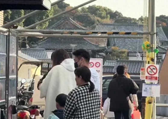 奚梦瑶一家在日本被偶遇，他们戴着小熊墨镜，特别可爱。奚梦瑶的一身穿搭时尚又休闲，