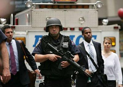 热狗成 “凶器”，47 岁摊主袭警被捕！