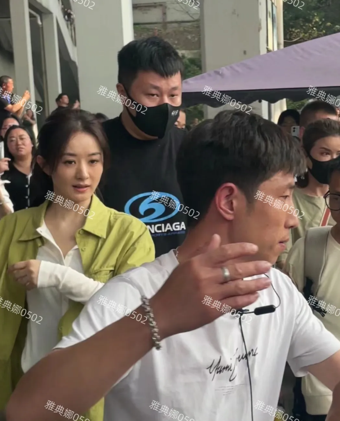 重庆遇到赵丽颖，本人好瘦脸好小，她穿着绿色衬衫，头发有一绺是漂染的，造型挺清新减
