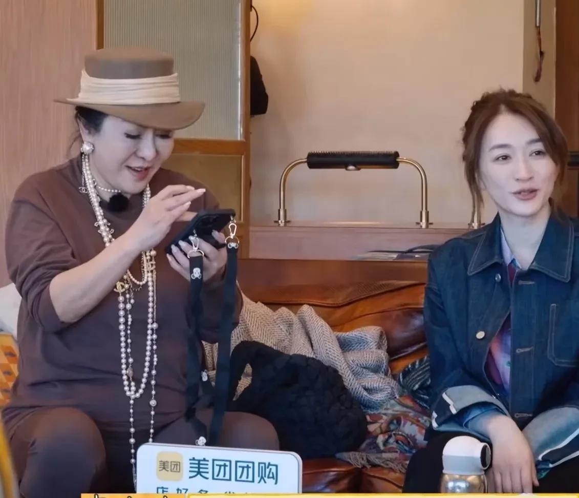 李小冉对刘晓庆等人说：“我现在都不敢去瓷器店了，因为有一次我背着双肩包去瓷器店，