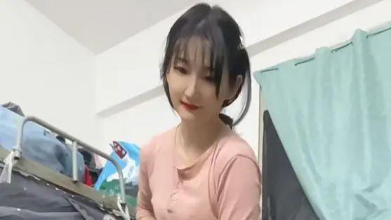 河南一女子为了省钱，在出租屋里过年，男生：心疼这样的女孩子