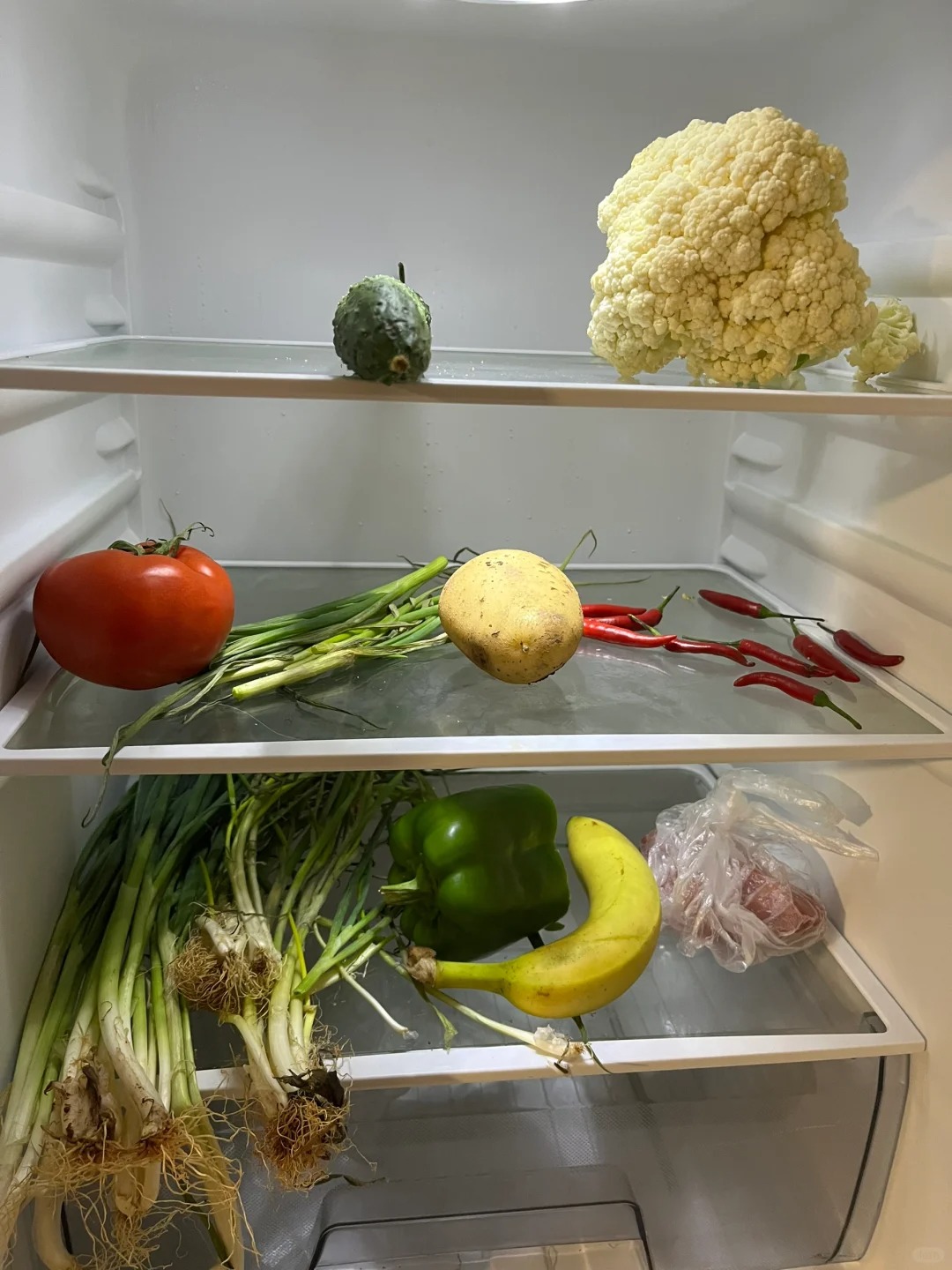 就这些 能炒啥菜 新手上路等个食神
一根黄瓜 一个土豆 一点花菜 一个番茄