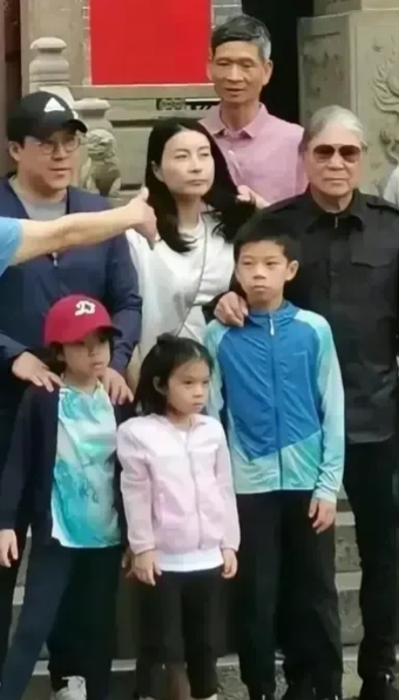 郭晶晶三个孩子一看就是两广长相，没有一点北方人的特征。两广和越南人相似，具体什么
