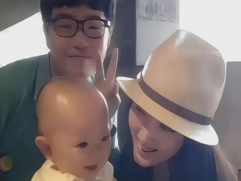 
 
 
 
杨钰莹最新发布的带娃照直接甜上热搜！画面里她低头轻蹭宝宝发顶，指尖