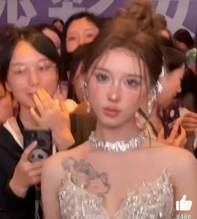 赵露思本来挺甜美的一个姑娘，内娱甜美领头人，早期的妆多好，多甜美可爱。
感觉她私