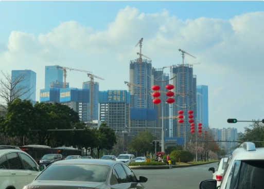 深圳原来十万左右的房子，现在基本降到六七万这样。

最近身边一位好朋友刚买了位于