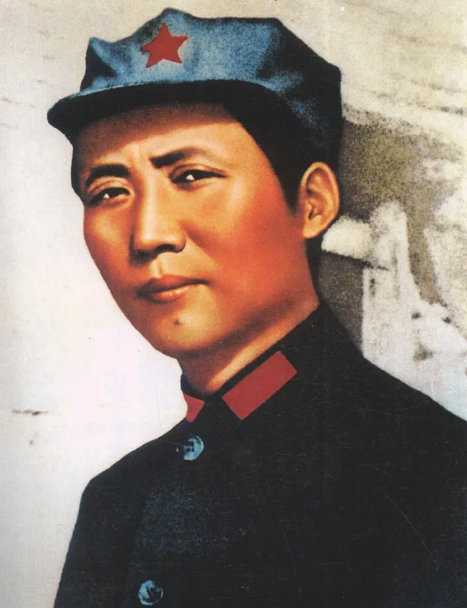 1936年8月，美国记者埃德加·斯诺用他的旧式柯达照相机，拍下了毛泽东“头戴红五