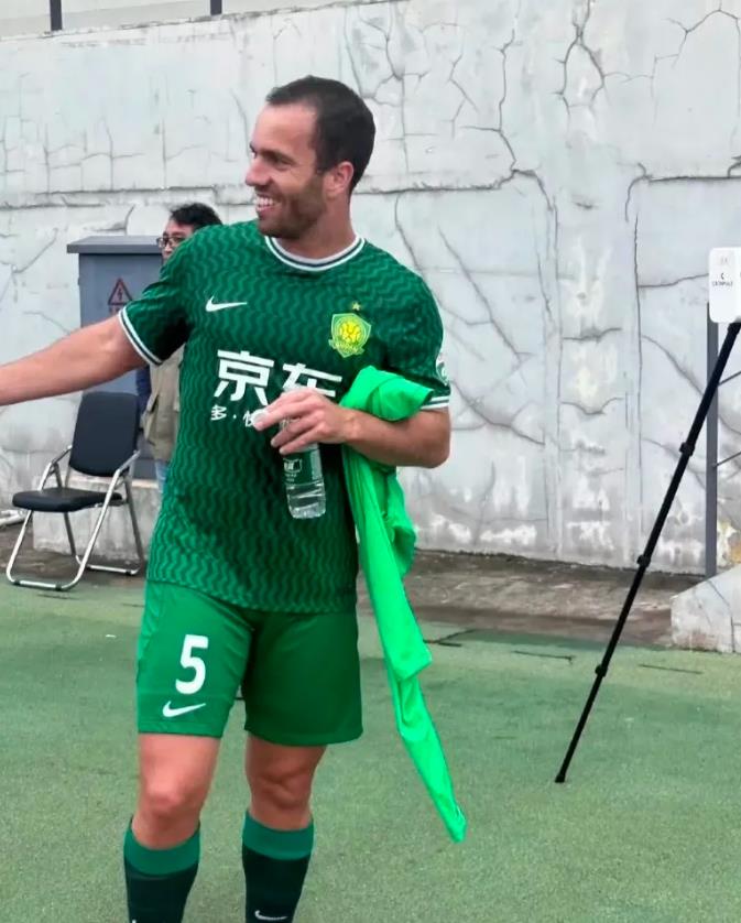 中超的伪职业再次暴露无遗。

塞尔吉尼奥，目前依然在明面上与长春亚泰还有一年合同