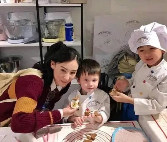 你们发现没有，张柏之和谢霆锋离婚十多年，张柏芝含辛茹苦把三个儿子养大，但三个孩子