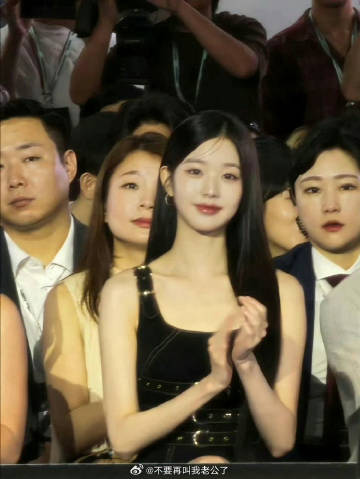老天奶….不觉得这姐很吓人吗 ​