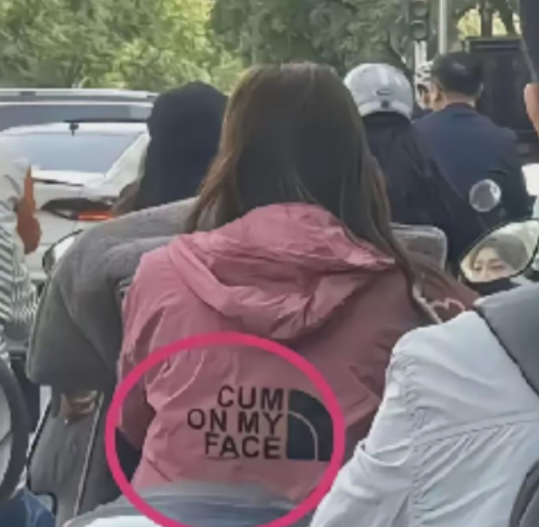 最近有网友在上班路上就碰到了一件让人瞠目结舌的事情：一位年轻女子，身上竟然穿着印