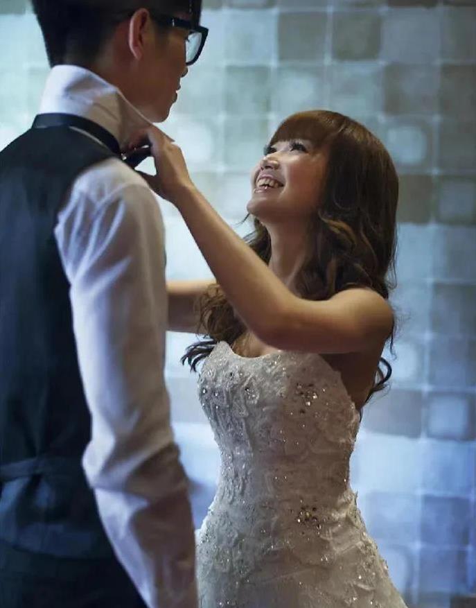 看到李行亮、麦琳的旧照，发现麦琳年轻时是很漂亮的女孩子，可可爱爱，身材也好。怎么