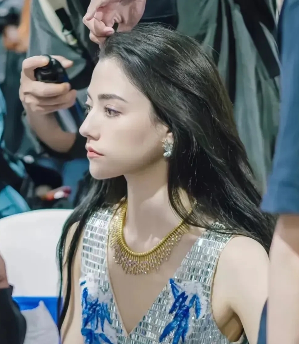 娜然这长相，怪不得投资方愿意砸10个亿签她呢，简直就是仙女下凡啊！不过呢，她这身
