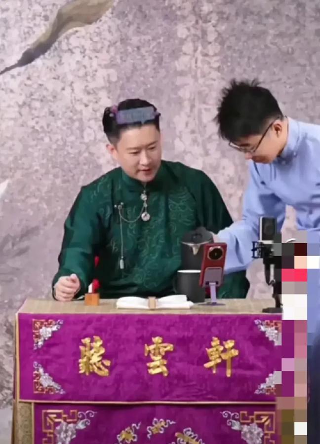 郭德纲又直播了，李鹤彪都能蹭两个镜头！

李鹤彪：倒水，能蹭两个镜头。

曹云金