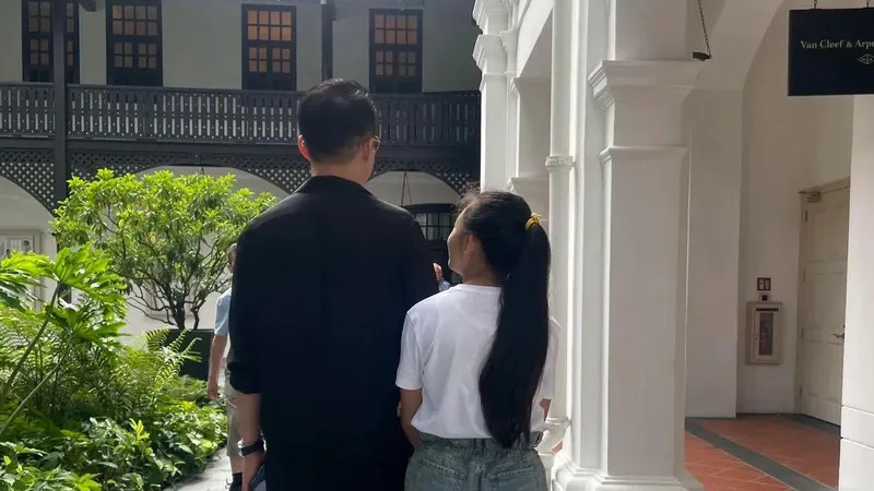 汪小菲携新欢马筱梅闪婚一年后，从定情巨钻到温馨日常，女儿小玥儿身高直逼爸爸，新生活开启幸福篇章