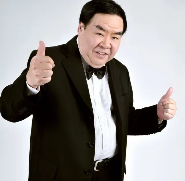 一次，记者问72岁的郑则仕:“你想抱孙子了吗？”郑则仕兴高采烈地说:“十分想，不