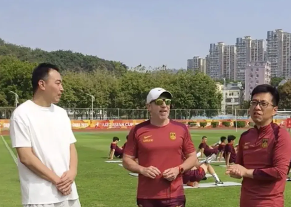 近日，冯潇霆探班中国u20国家队，主教练久尔杰维奇对他打趣，就因为你当年我们带领
