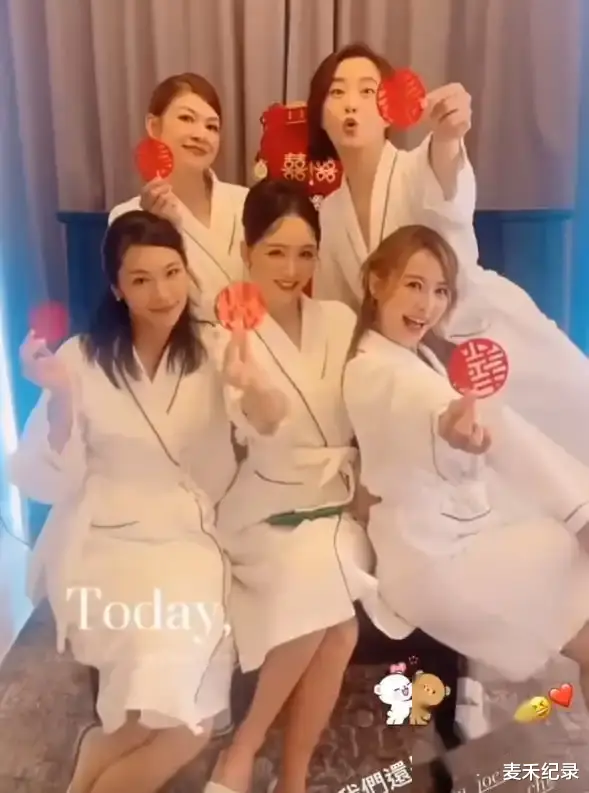 陈乔恩婚礼现场：伴娘团很热闹，白色鲜花温馨雅致，细节透露浪漫（陈乔恩和谁在一块了）-第5张图片-九妖电影