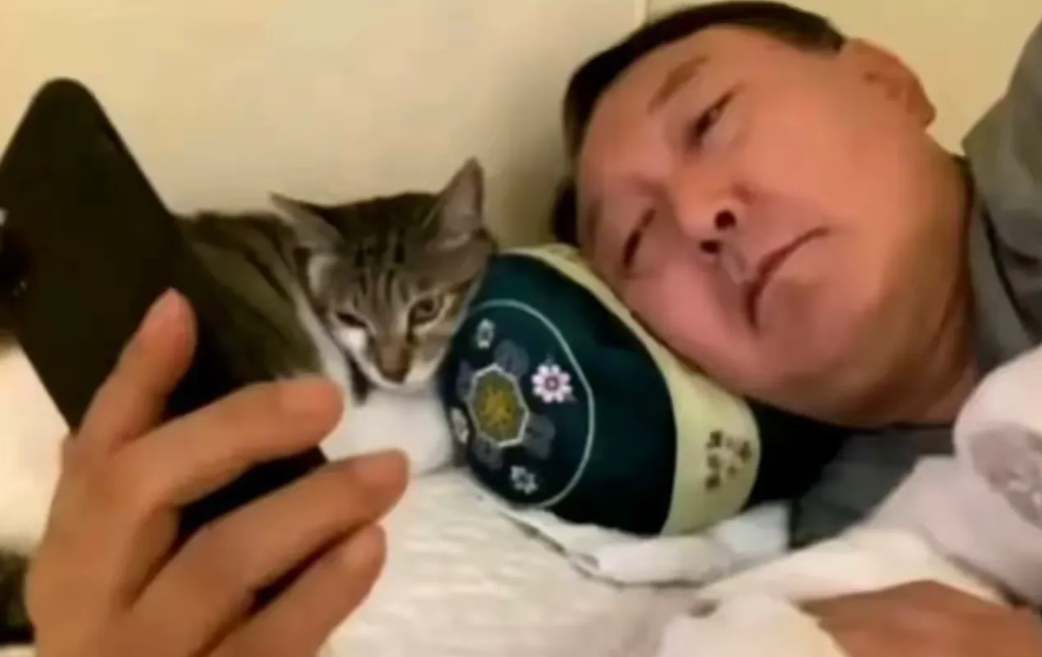 今天抓捕尹锡悦的时候，他在做什么？他没有像多数人预想的那样在屋里急得跟热锅上的蚂